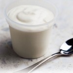 El iogurt natural enriquit amb ferments &eacute;s una bona font de lactobacils